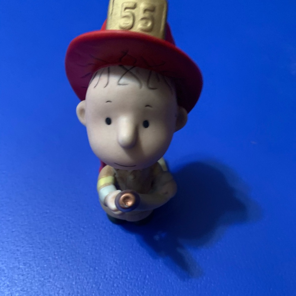 Adorable Charlie Brown firefighter collectible - Picture 2 of 5
